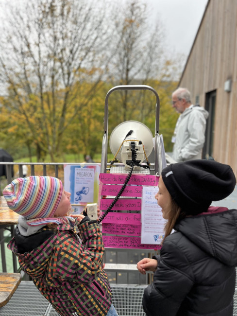 Kinder sagen ihren Dank durch ein Megaphon